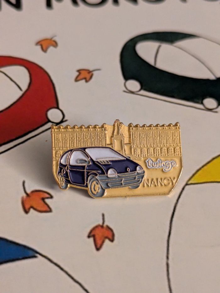 Pin's Renault Twingo Nancy Collection Villes et Monuments