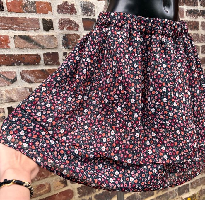 💐Jupe courte fluide à imprimé fleuri T36 • Kiabi - photo numéro 2