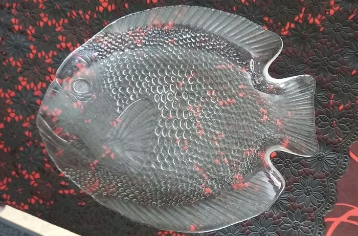 2 assiettes en forme de poisson