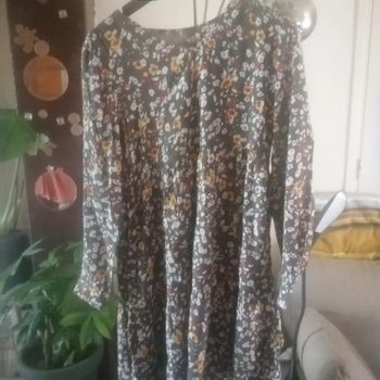 🌸Robe kaki fleurie et à volants Taille 34 "Pièces" Neuve 🌸