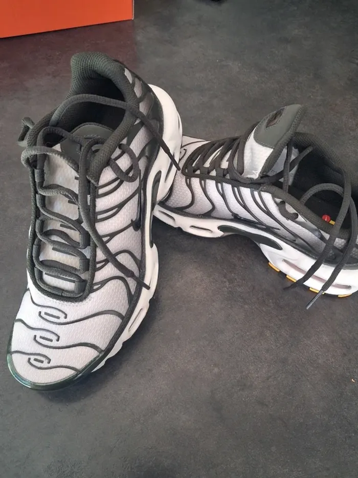 Nike Air Max Plus TN – Requin – Cargo Kaki / Khaki – Vert – Noir – Blanc – 38.5 – Neuf - photo numéro 12