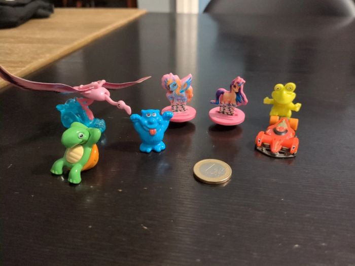 Lot de figurines kinder flamand rose tortue licornes voiture grenouille