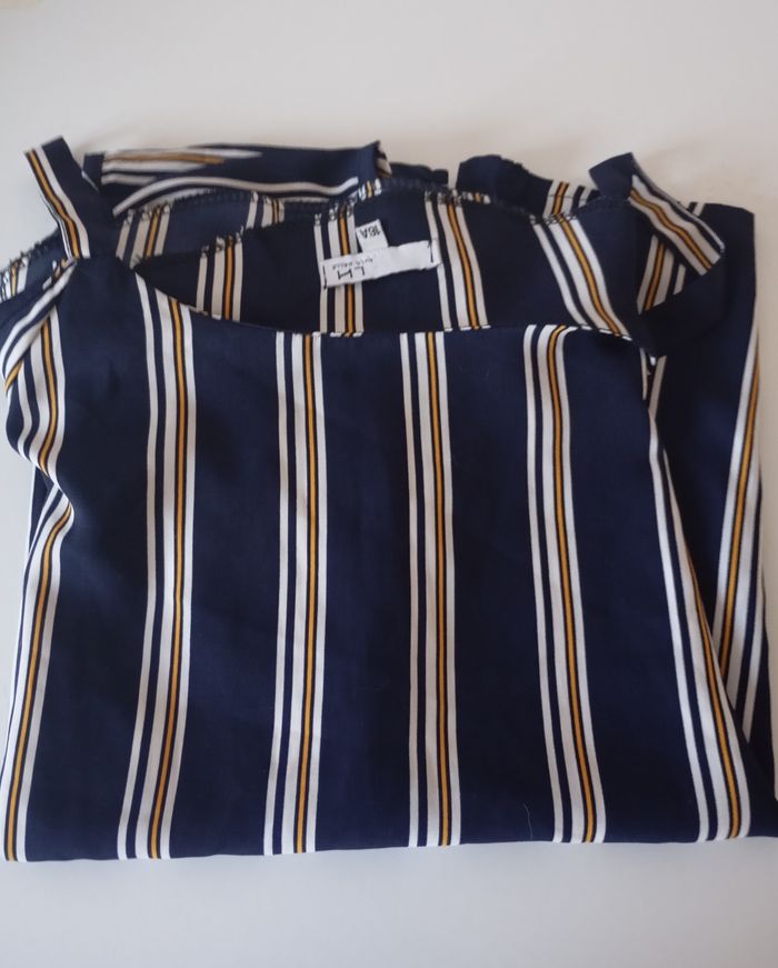 Dessus chemisier.16 ans . Manches courtes. Épaules dénudées. Polyester . Marine ,blanc et jaune .La Halle. Neuf - photo numéro 2