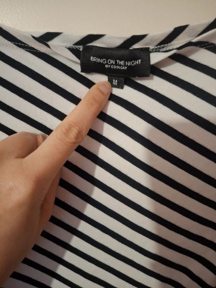 Monomanche ligné noir et blanc/épaule dénudée - taille M - neuf sans étiquette - photo numéro 3