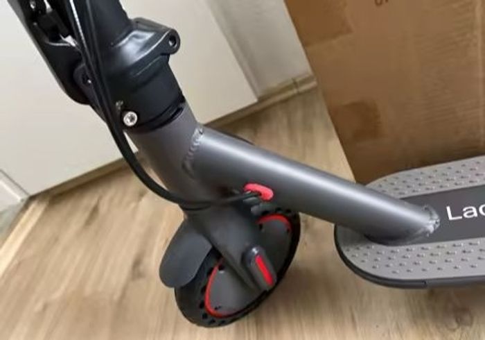 Trottinette électrique 350 Watt 30km/h 30 km d'autonomie neuve première main jamais été utilisée siège démontable - photo numéro 3