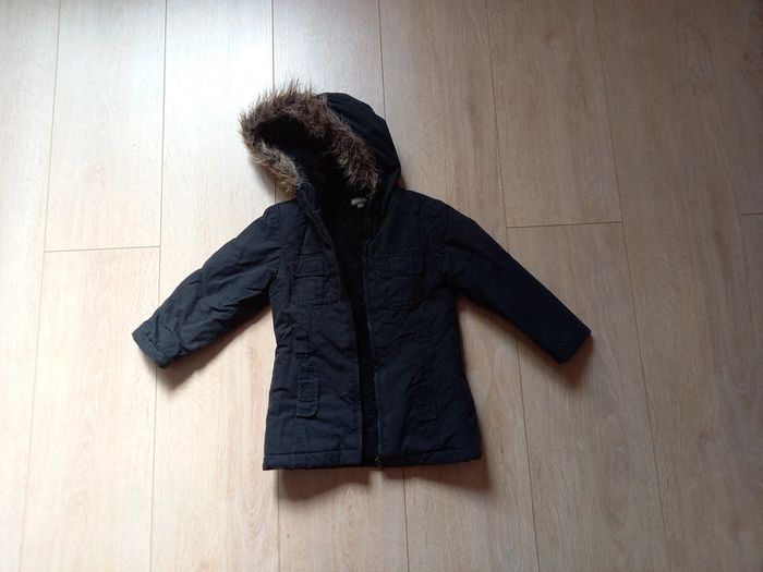 Manteau noir à capuche in extenso