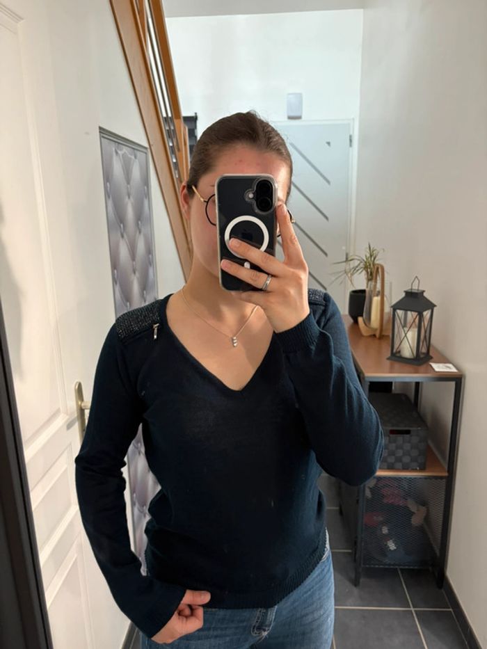 Pull bleu marine col V détails fermeture aux épaules taille M cache cache très bon état