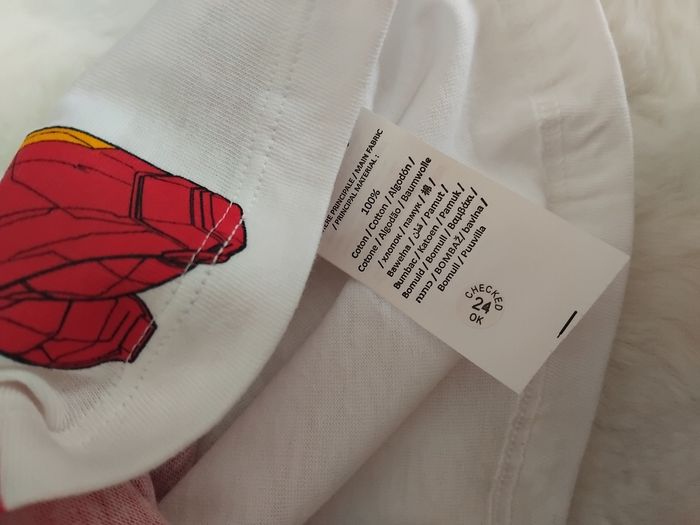 Tee-shirt Avengers Marvel neuf avec étiquettes 4 ans - photo numéro 3