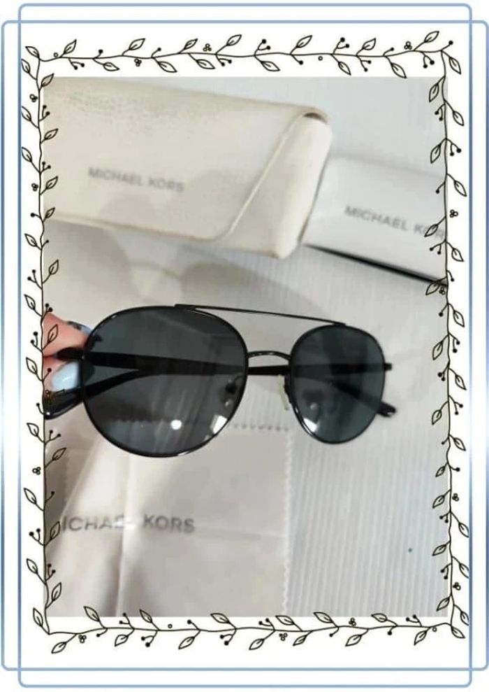 Lunettes de soleil Michael Kors MK 1021 (Lon)11696G, très bon état juste la boite qui est sale - photo numéro 2