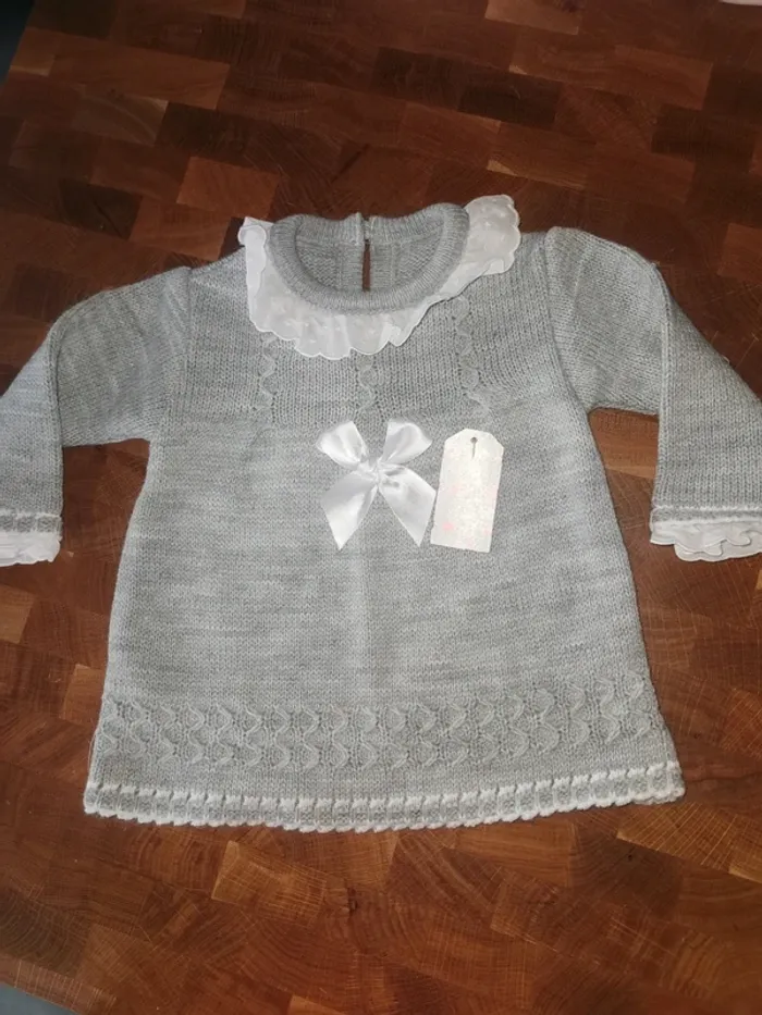 Pull gris en maille bébé.