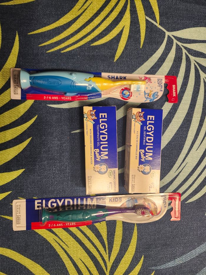 Lot brosses a dents dentifrice elgydium enfant bébé 2 ans