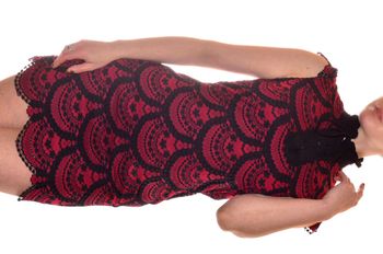 Robe moulante col montant taille S victorienne baroque dentelle noire rouge