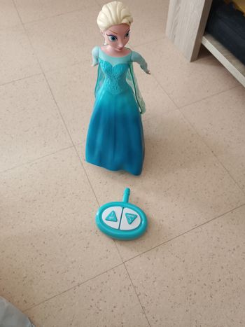 Poupée télécommandée elsa reine des neiges