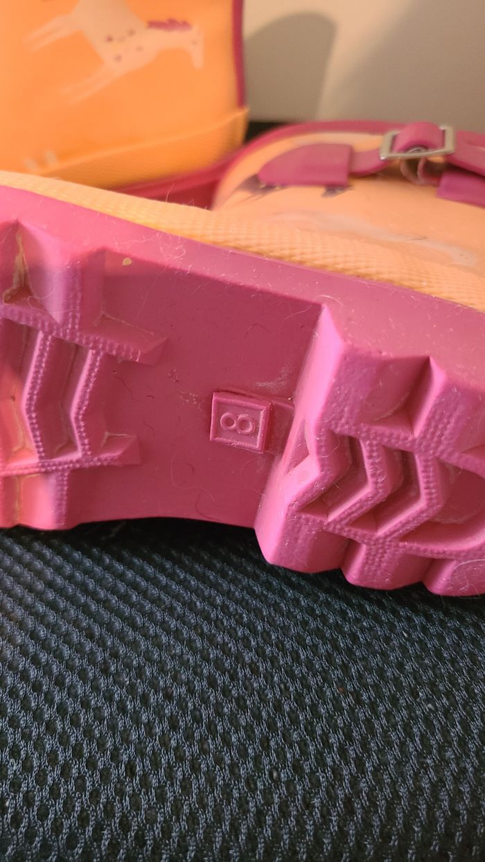 Bottes en caoutchouc pour enfants, orange, combinées avec du rose. Elles ont une semelle semi-épaiss - photo numéro 6