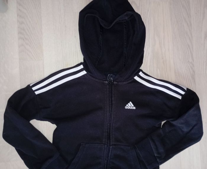 Gilet cardigan noir Adidas
T. 7-8 ans - photo numéro 2