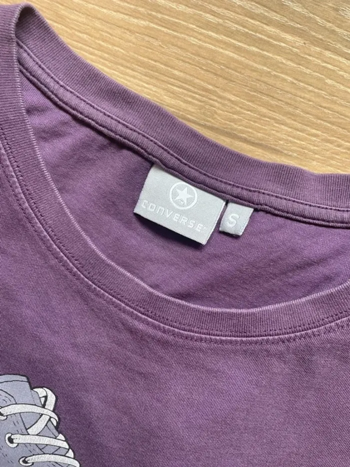 T-shirt violet Converse dessin sneakers - photo numéro 2