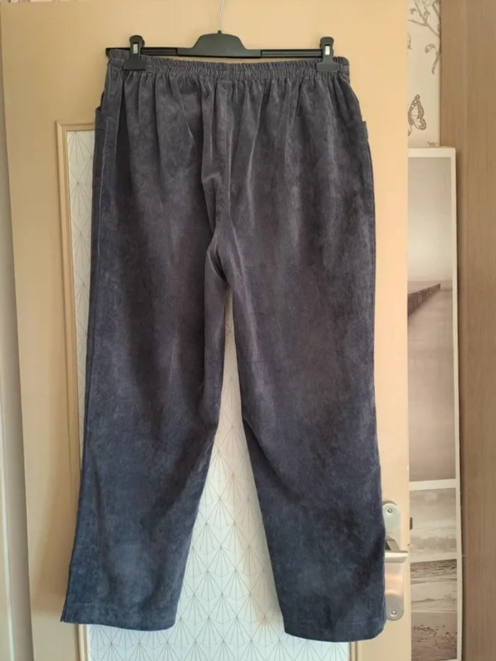 Pantalon femme velours gris comme neuf jolis dessins T6 =46 - photo numéro 5