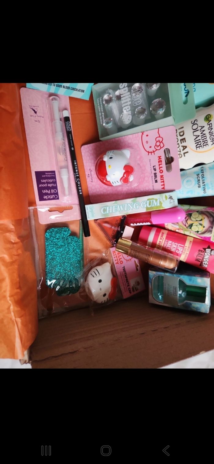 Lot de produits de beauté maquillage, parfum, produit solaire - photo numéro 2