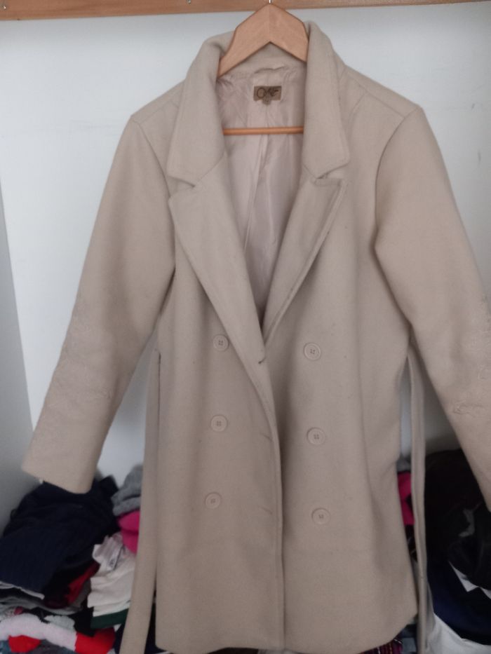 Manteau beige avec ceinture et motif manches
