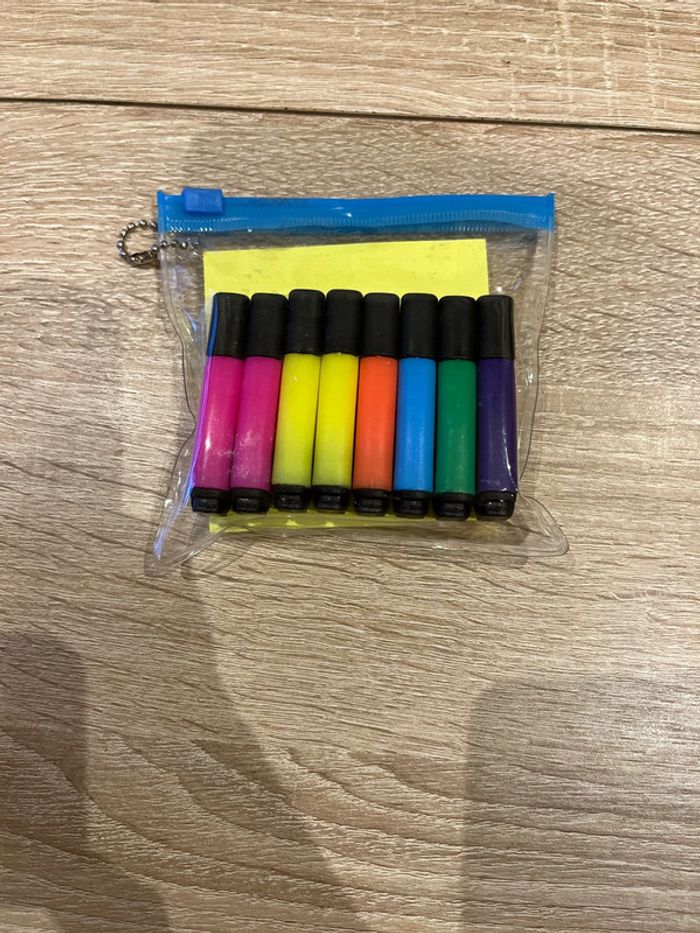 Lot 8 minis stabilos et 1 bloc de postit