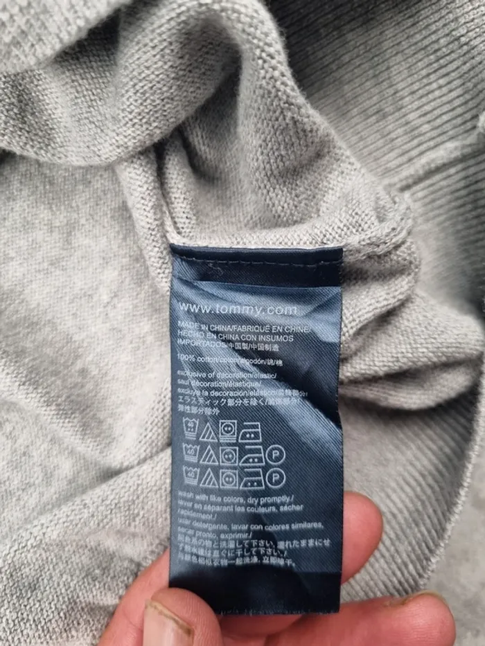 Pull Tommy Hilfiger Gris Clair – Col V – Taille L Homme (mesures en photos) - photo numéro 7