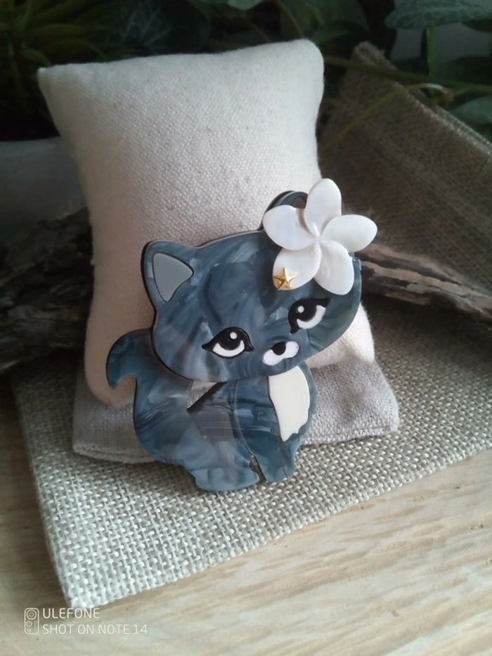 Broche chat gris avec fleur en n'acre naturelle
