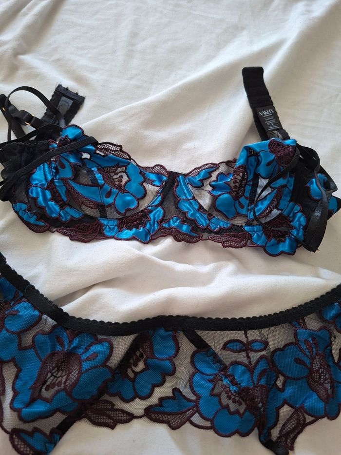 Ensemble lingerie neuf porte jaretelle string et soutif
Neufs 
Taille M
Naked underwear - photo numéro 2