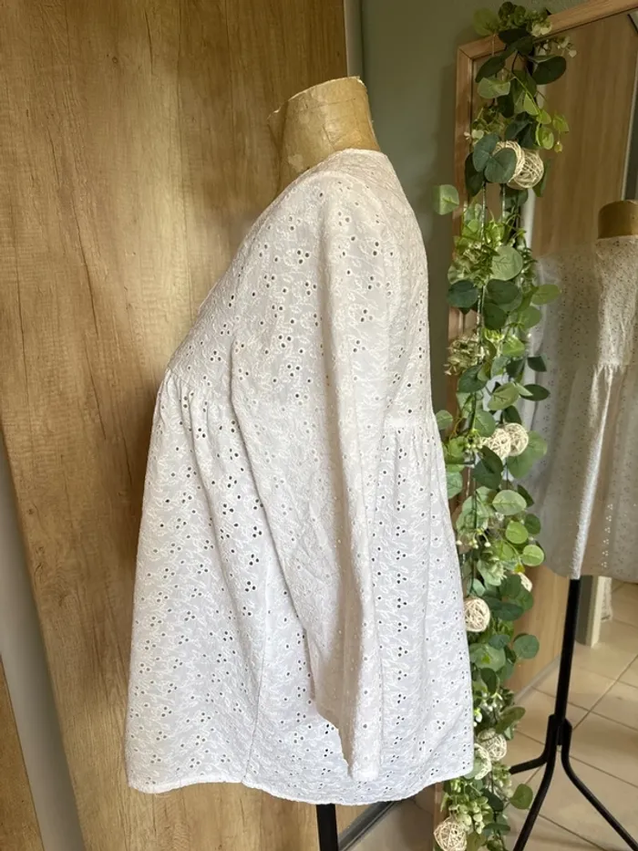 Très jolie blouse en broderie anglaise manches 3/4 - photo numéro 2