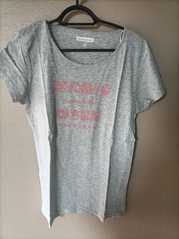 Tshirt gris avec écriture magic week
