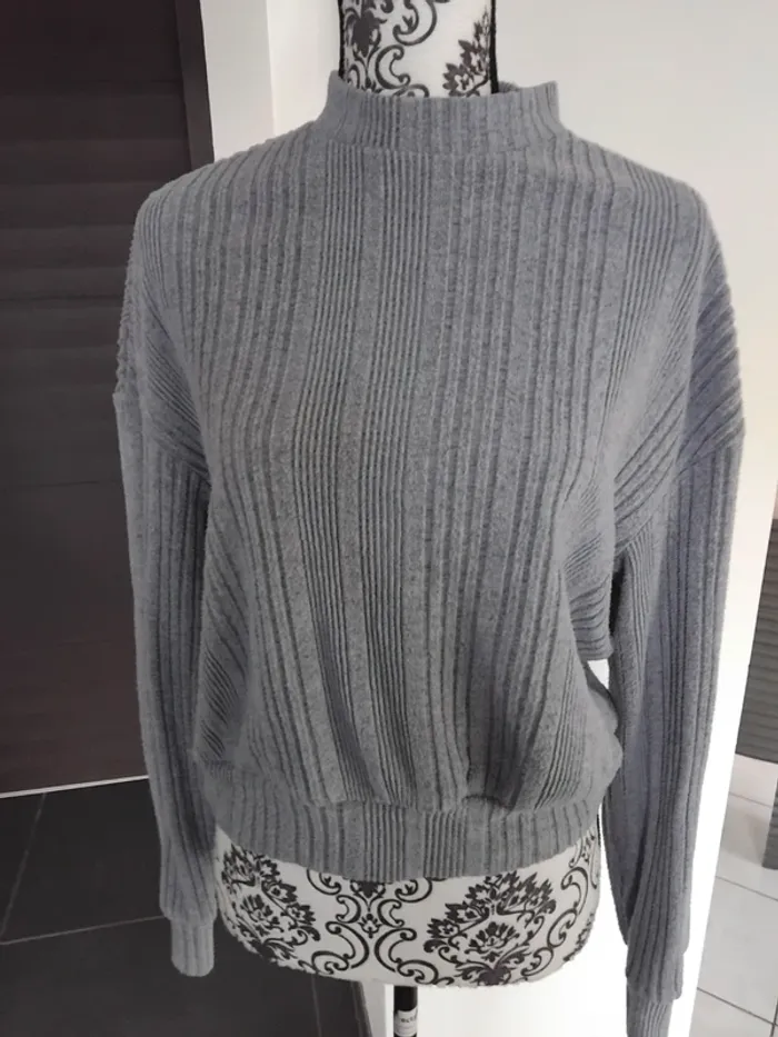 Pull vendu  à l unité ou en lot - photo numéro 6