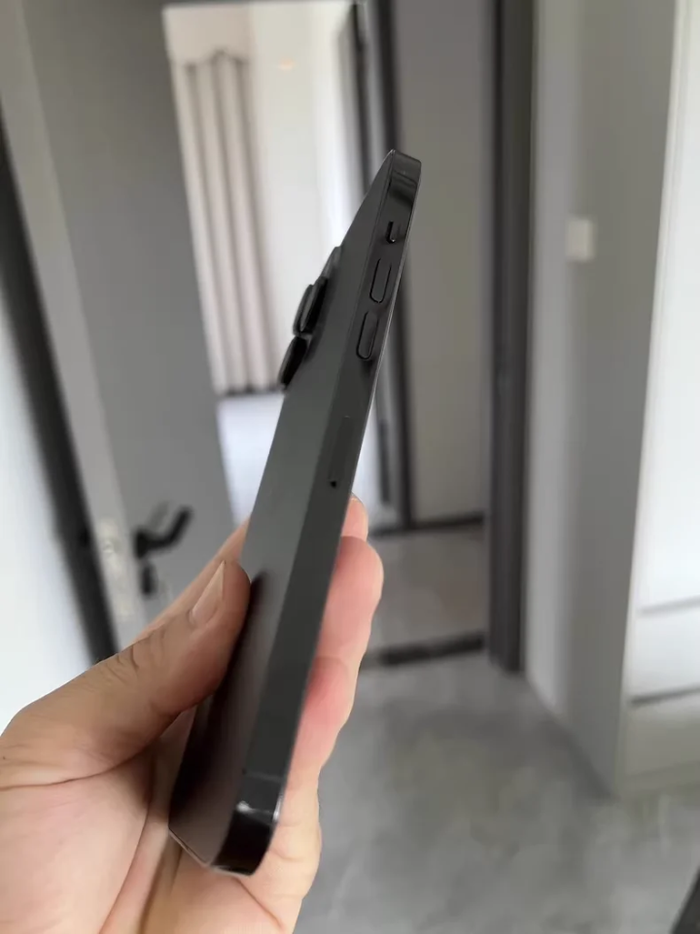 Une iphone quatorze pro max - photo numéro 2