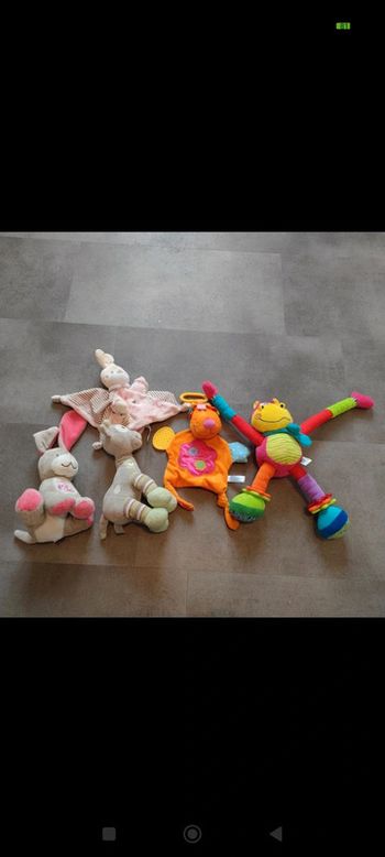 Lot jouets d'éveil et peluches