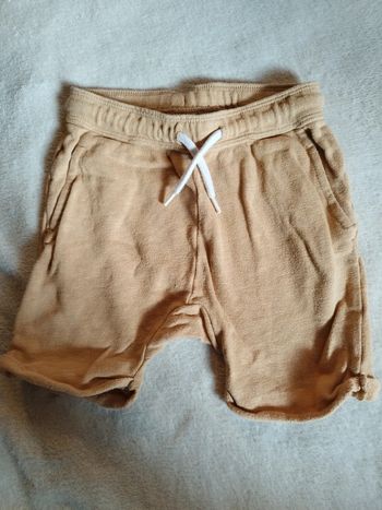 Short beige H&M taille 2 ans