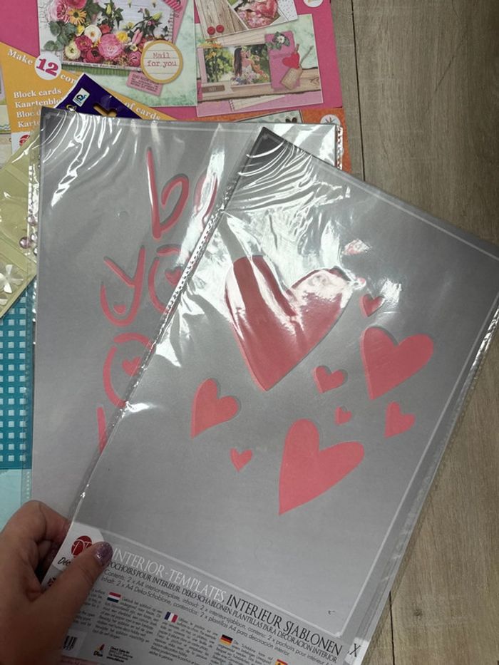 Gros lot de papiers scrapbooking pochoirs embellissements - photo numéro 12