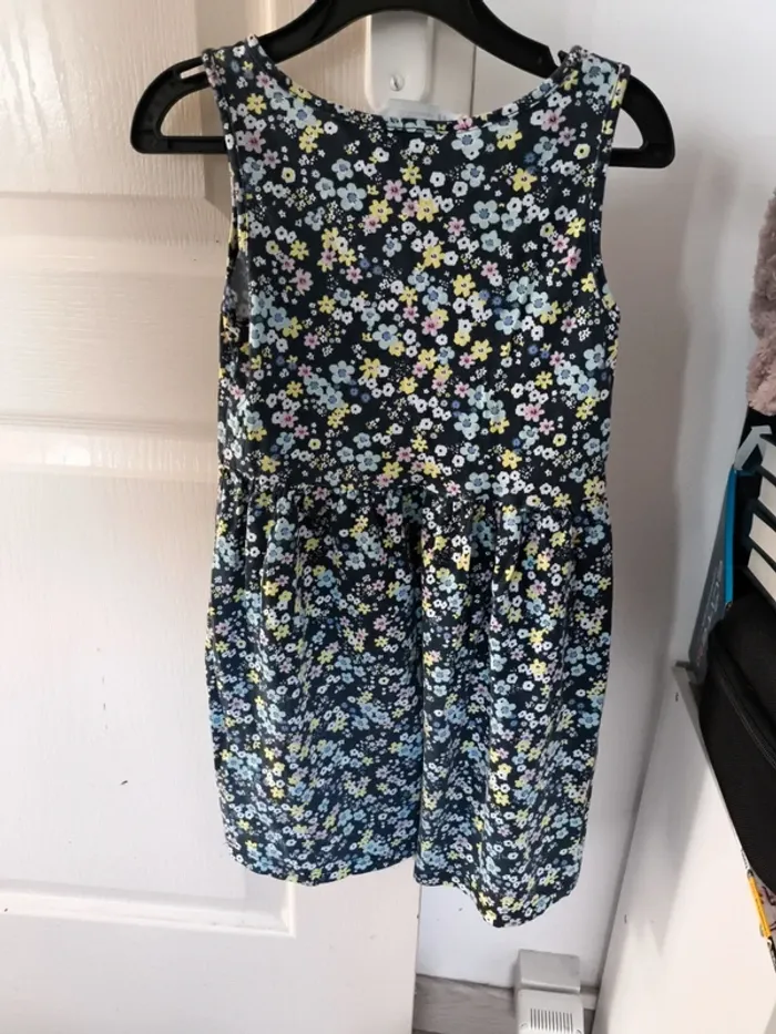 Robe à motif fleuri 5-6 ans - photo numéro 3