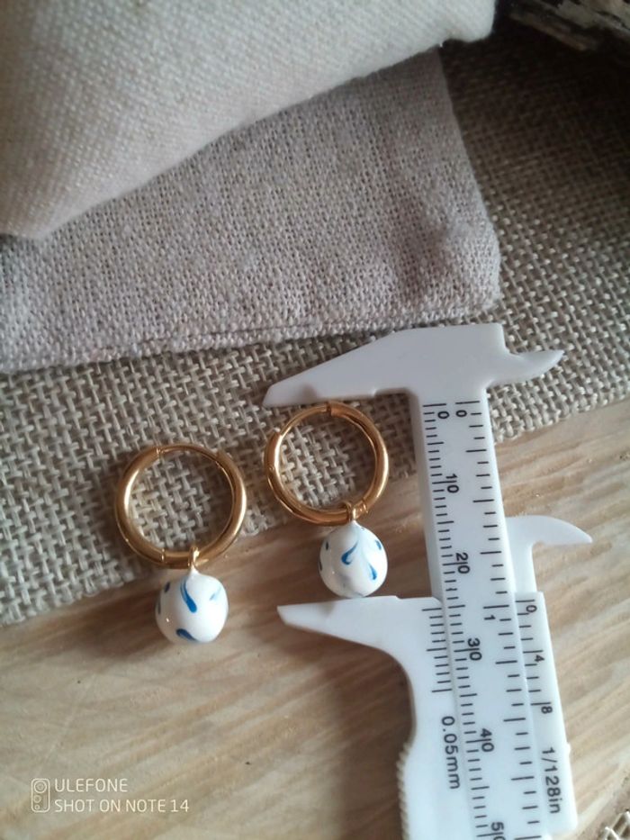 Petites créoles boules émaillées blanc et bleu - photo numéro 2