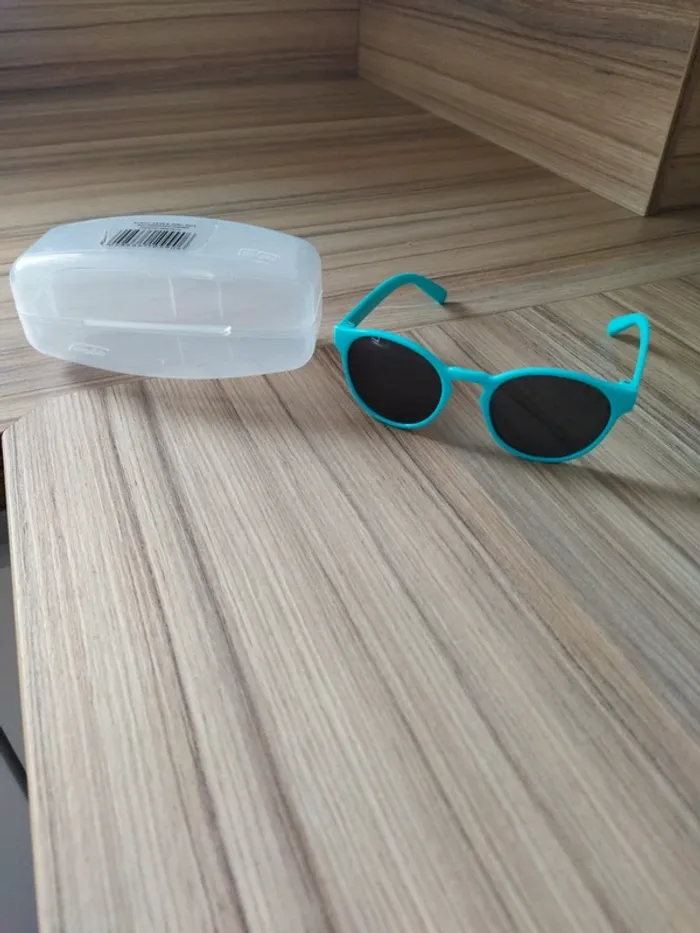 Paire de lunettes de soleil