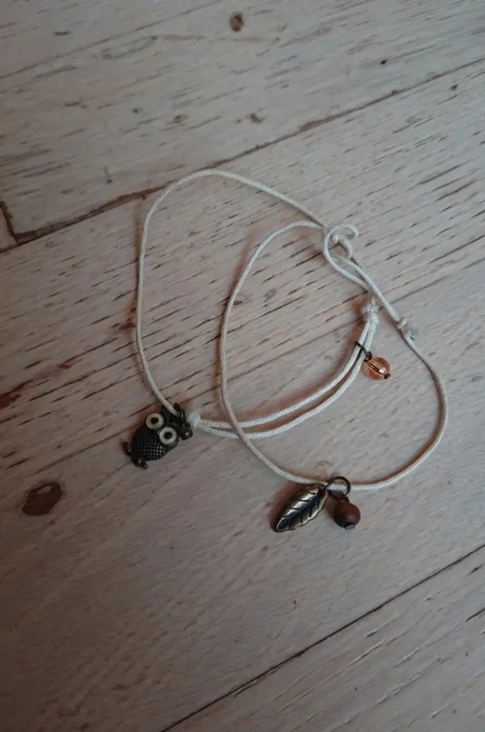 Lot 2 bracelets fantaisie fin beige hibou et feuille