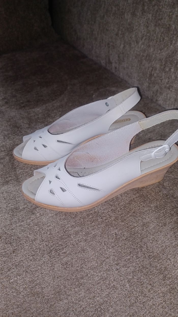 Sandale femme 40 très bon état blanc à boucle