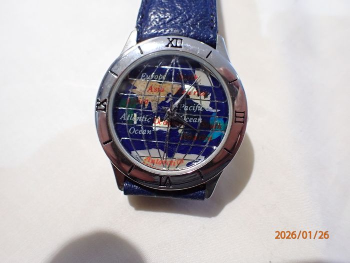 original montre mappemonde ultra plate - photo numéro 2