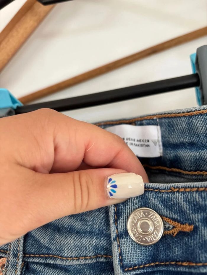 Jean bleu zara taille 38 fentes en bas des jambes - photo numéro 3