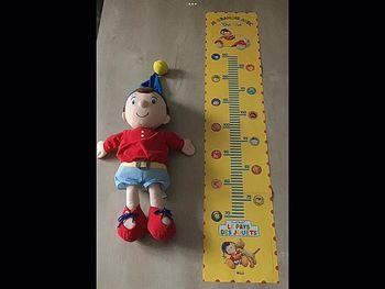 Grande peluche tissu oui-oui et toise