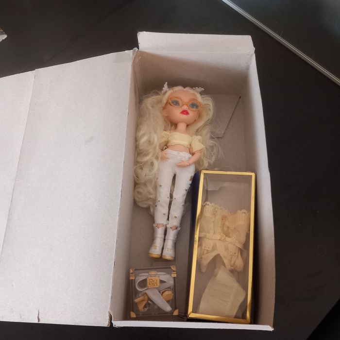 Poupée Rainbow High S4 Deliah Fields - photo numéro 9