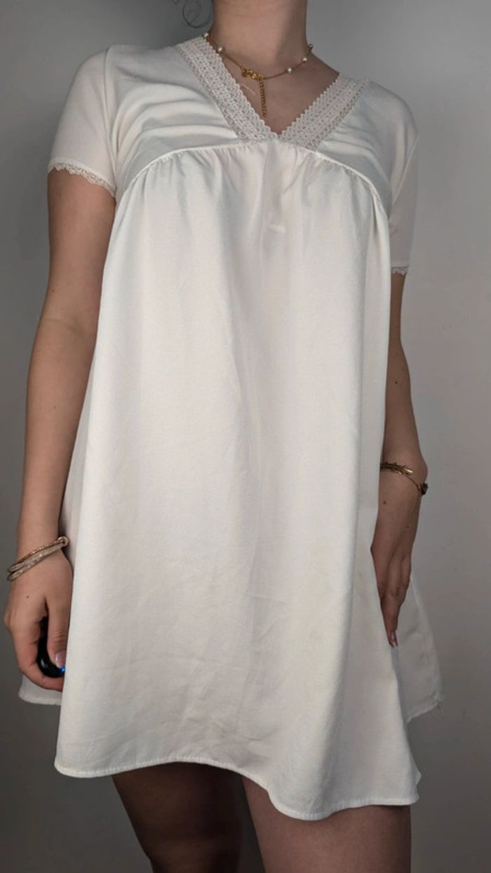 Robe blanche décolletée - photo numéro 5