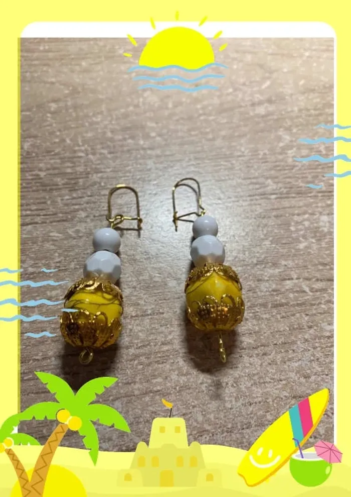 Boucles d'oreilles pendantes blanches dorées - photo numéro 4