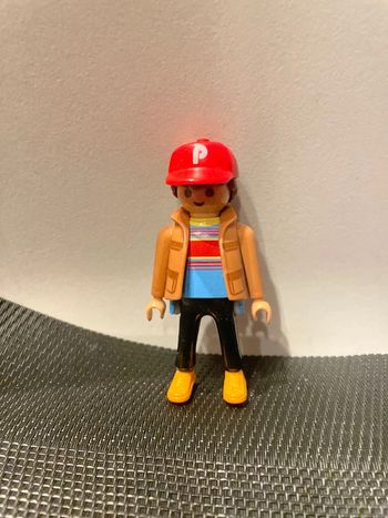 Playmobil figurine homme avec casquette rouge  pièces détachées