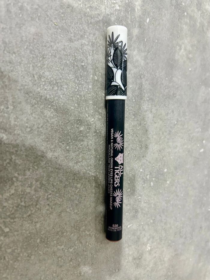 Maquillage crayon yeux lèvre joue neuf