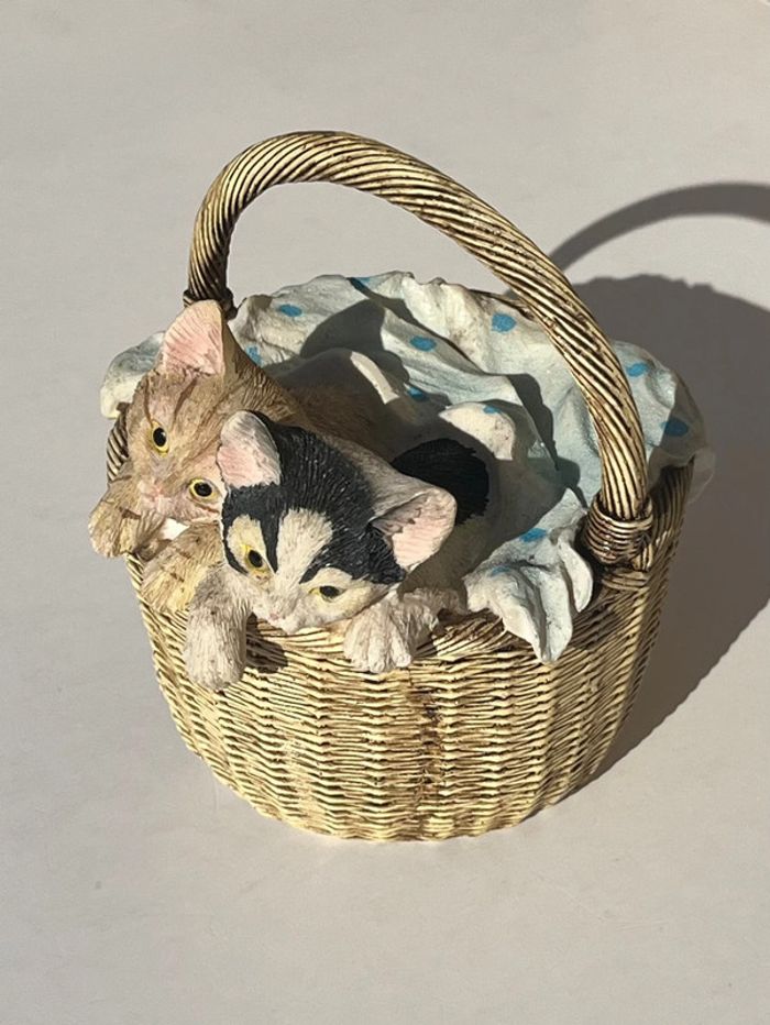 Figurine panier anse avec 2 chats et draps - photo numéro 5