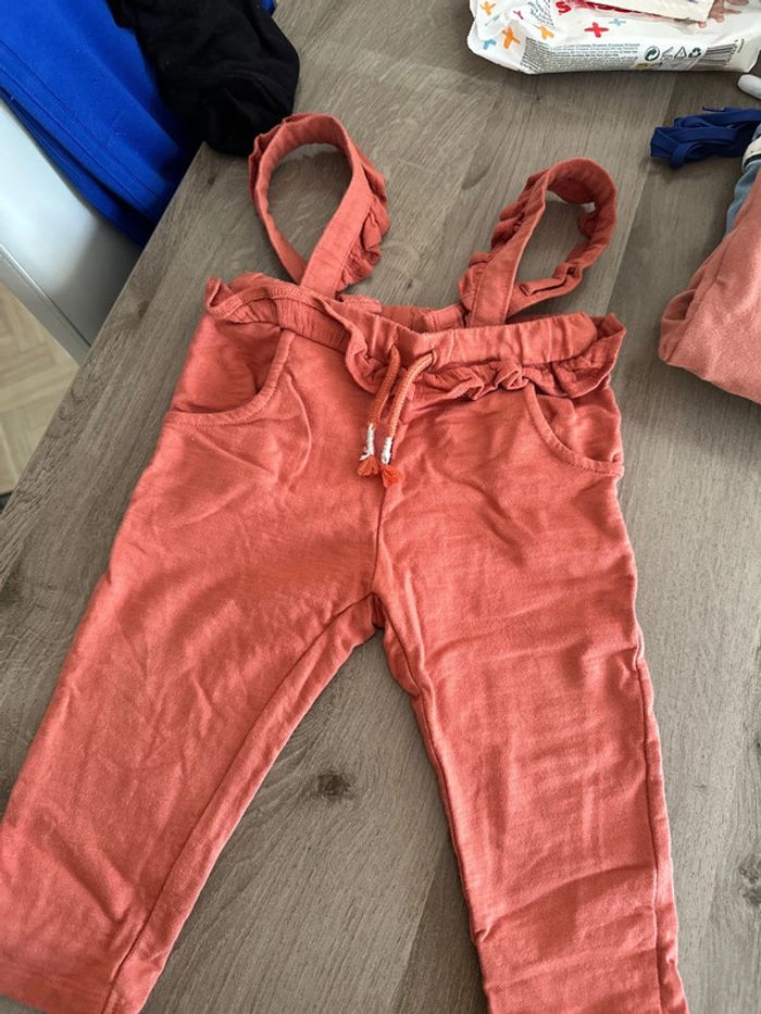 Pantalon à bretelles