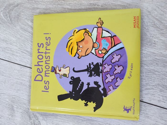 Livre dehors les monstres